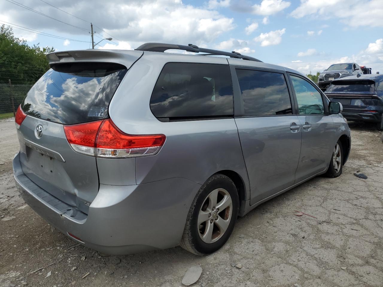 2013 Toyota Sienna Le - Фото 3