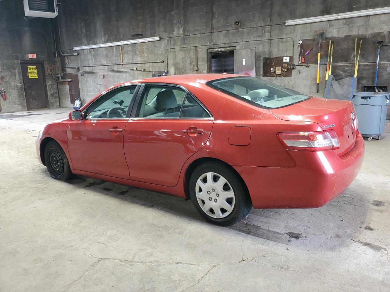 2010 Toyota Camry Base - Фото 2