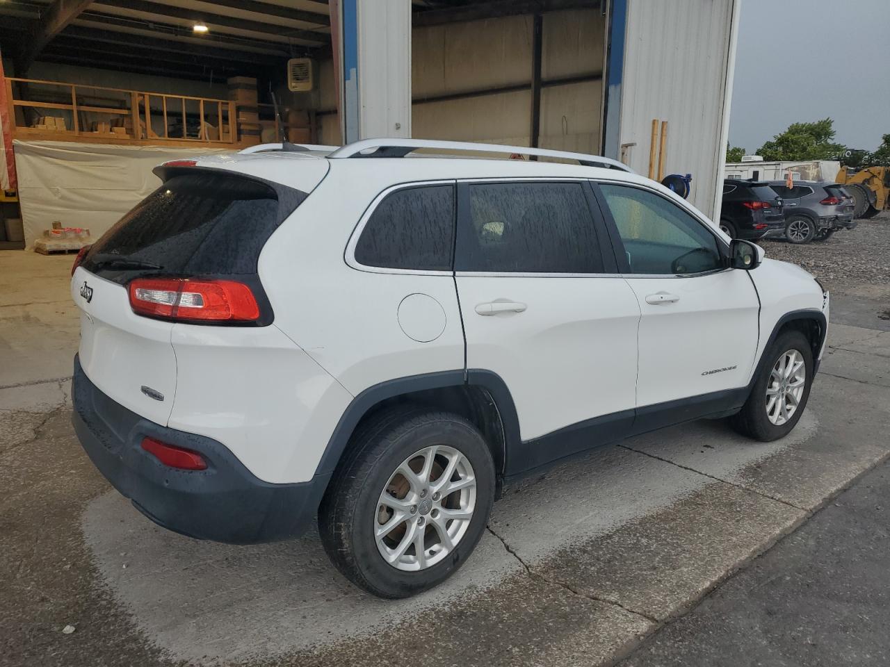 2016 Jeep Cherokee Latitude - Image 3