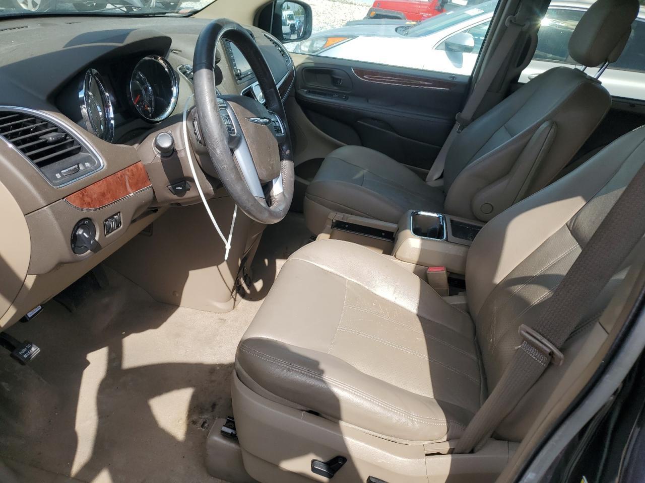 2011 Chrysler Town & Country Touring L - Image 7