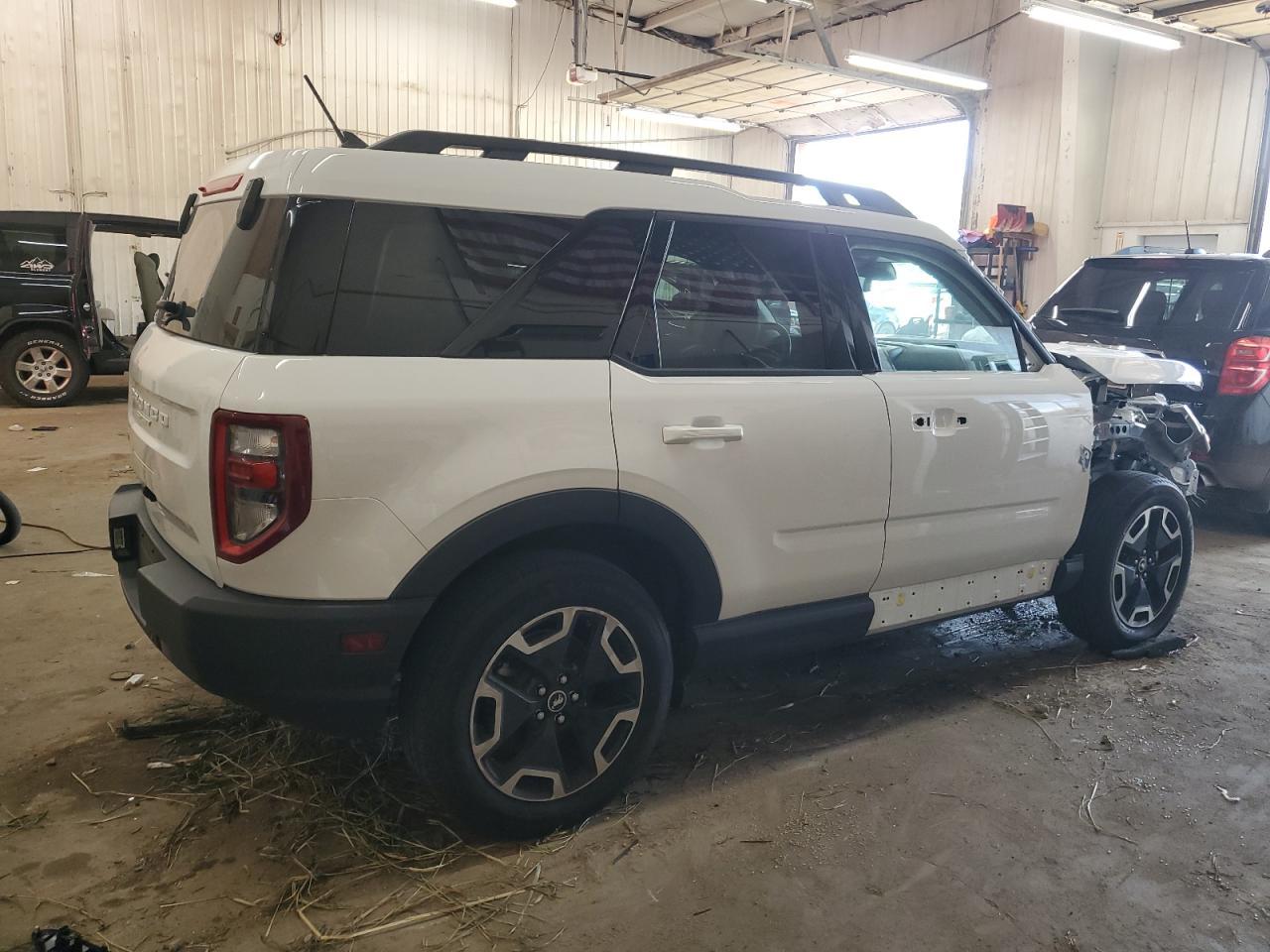 2023 Ford Bronco Sport Outer Banks - Image 3