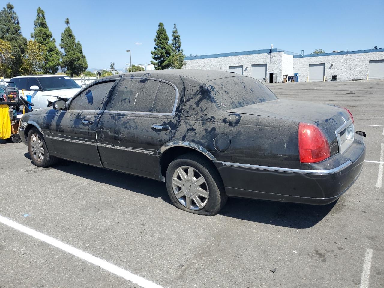 2011 Lincoln Town Car Executive L - Фото 2
