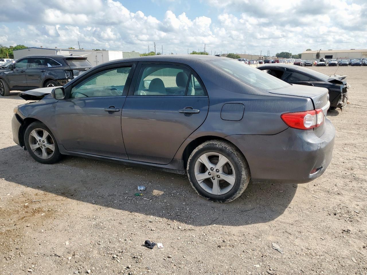 2013 Toyota Corolla Base - Фото 2