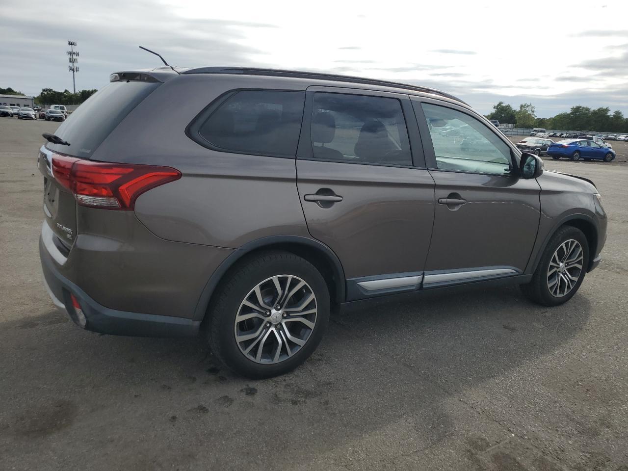 2016 Mitsubishi Outlander Se - Image 3