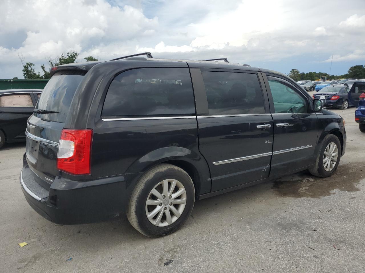 2014 Chrysler Town & Country Limited - Image 3
