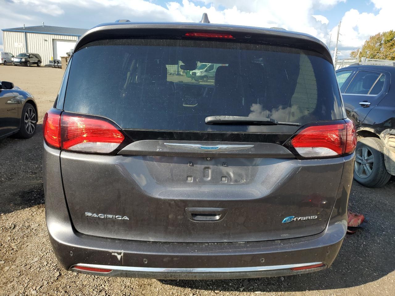 2018 Chrysler Pacifica Hybrid Limited - Image 6