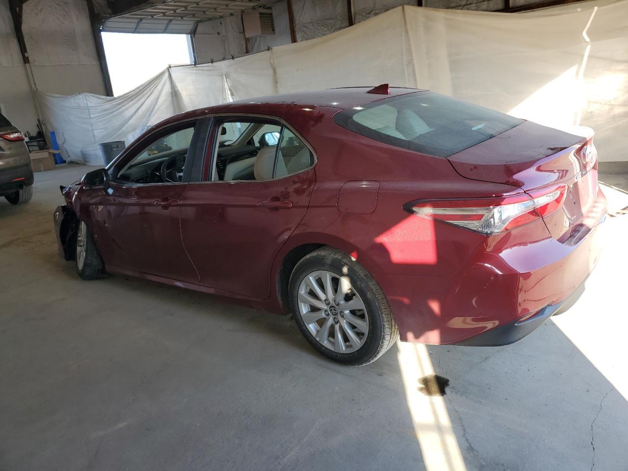 2020 Toyota Camry Le - Фото 2