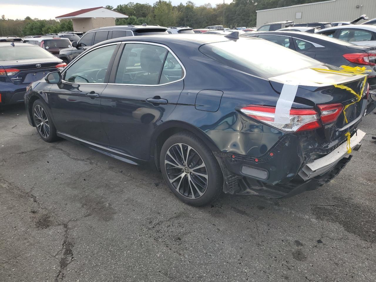 2020 Toyota Camry Se - Фото 2