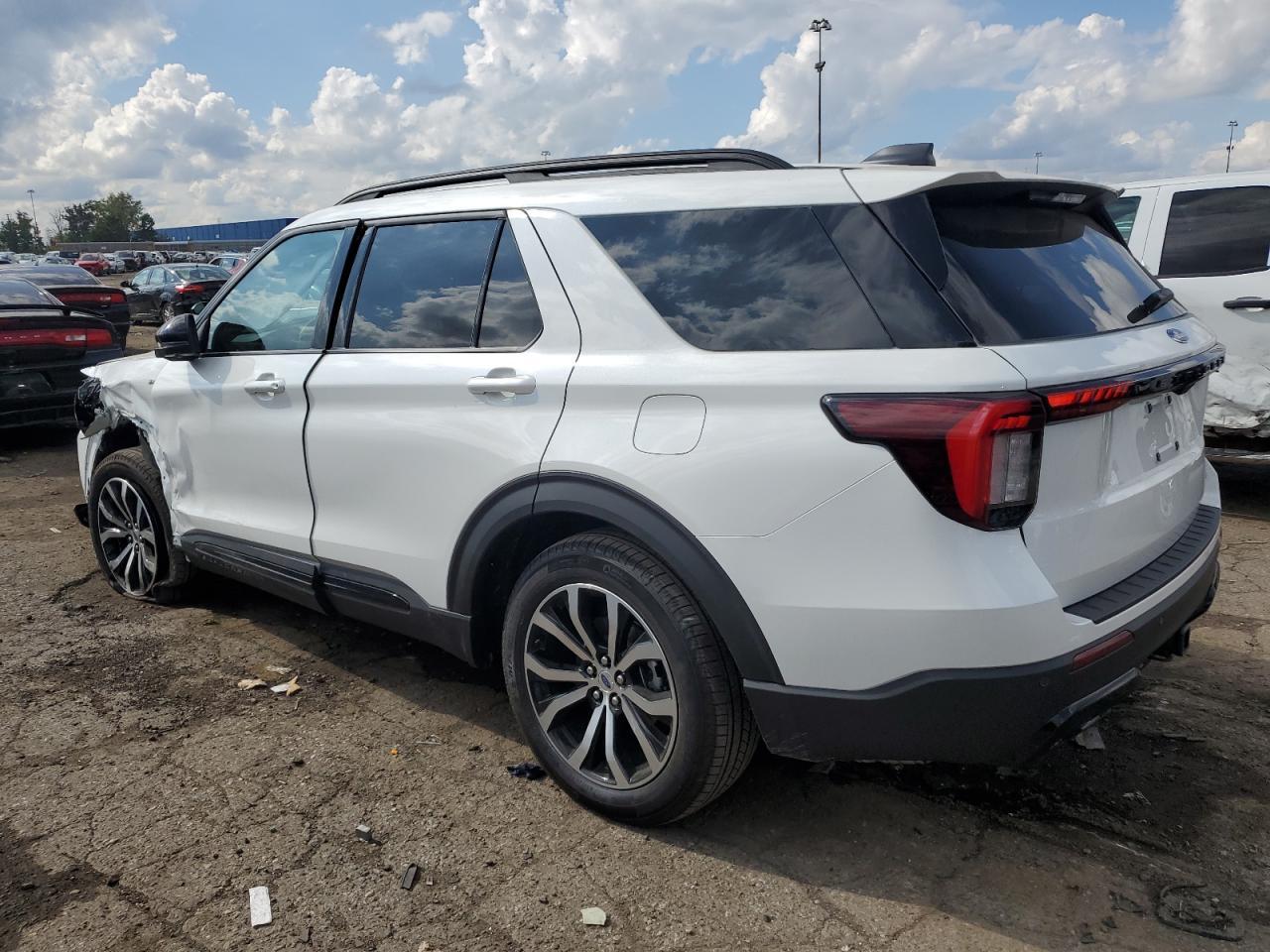2025 Ford Explorer St-Line - Image 2