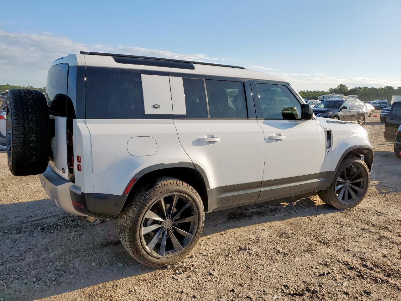 2022 Land Rover Defender 110 S - Фото 3