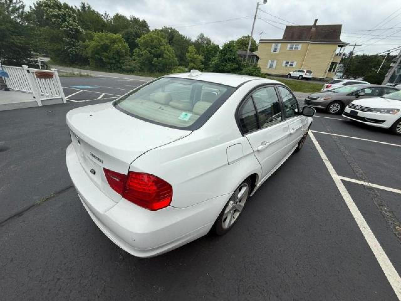 2011 BMW 328 Xi Sulev - Image 3