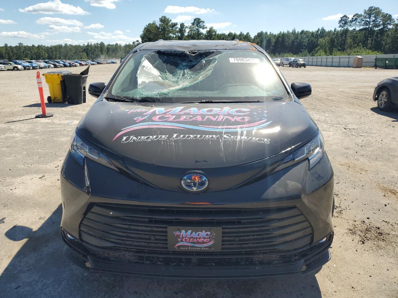 2021 Toyota Sienna Xle - Image 5