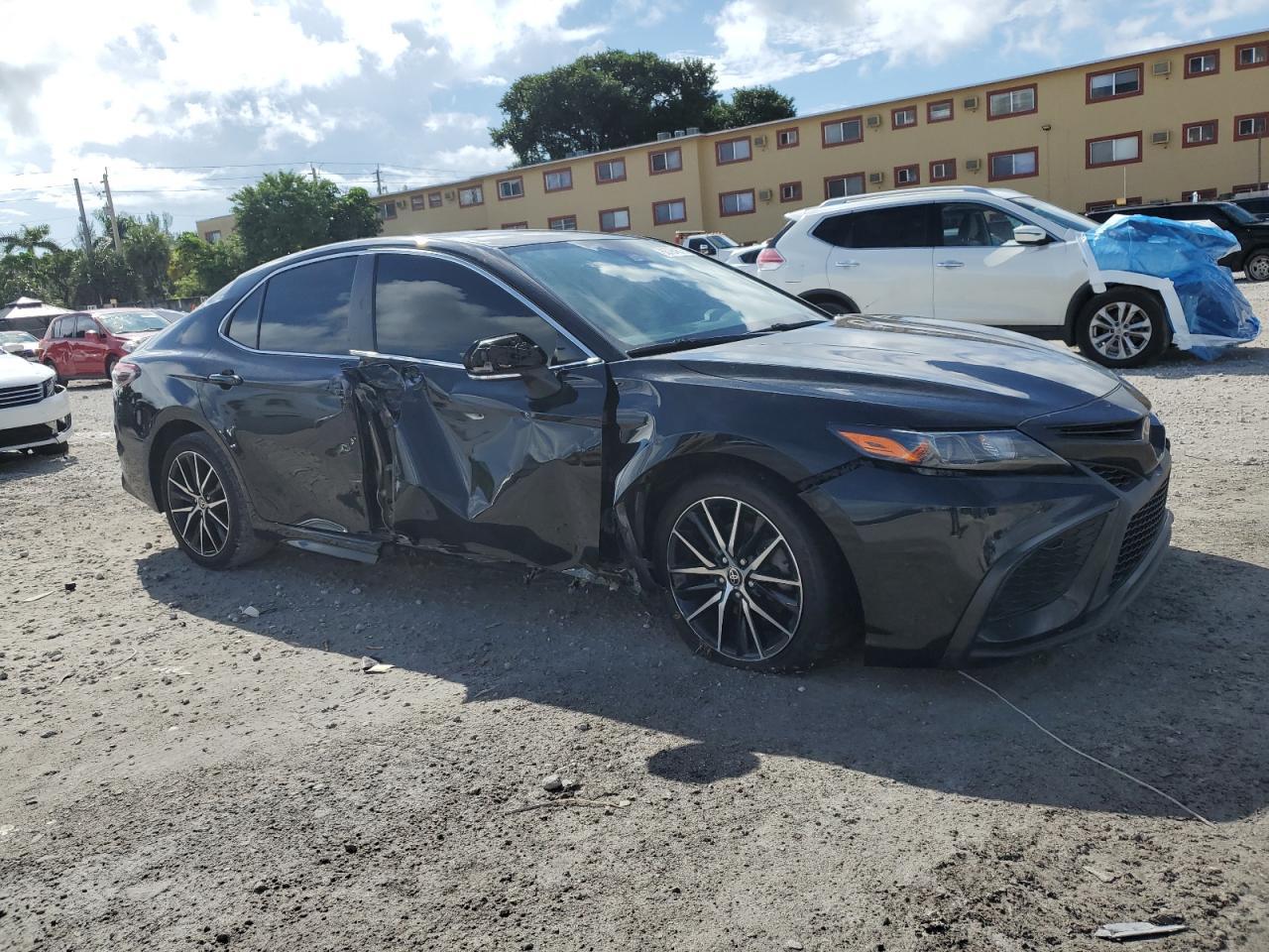 2022 Toyota Camry Se - Image 4