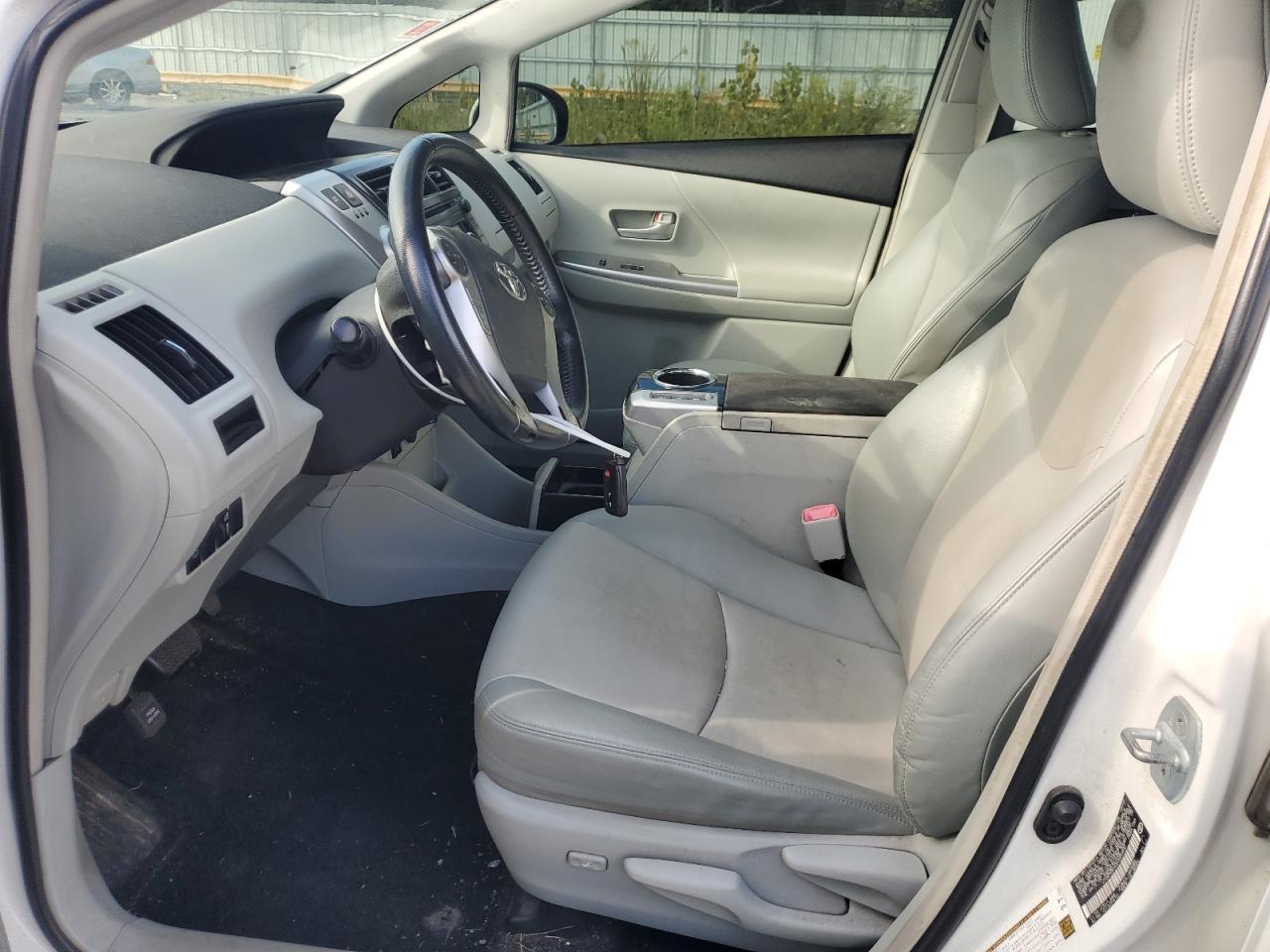 2013 Toyota Prius V - Image 7