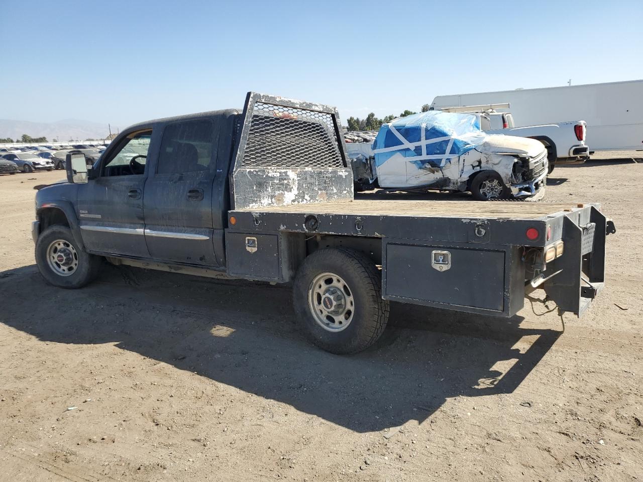 2004 GMC Sierra C2500 Heavy Duty - Image 2