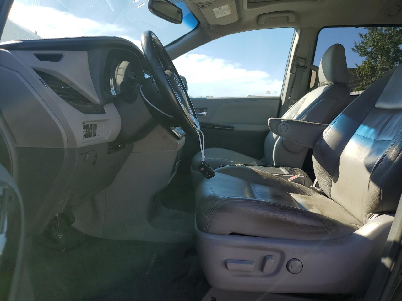 2015 Toyota Sienna Xle - Image 7