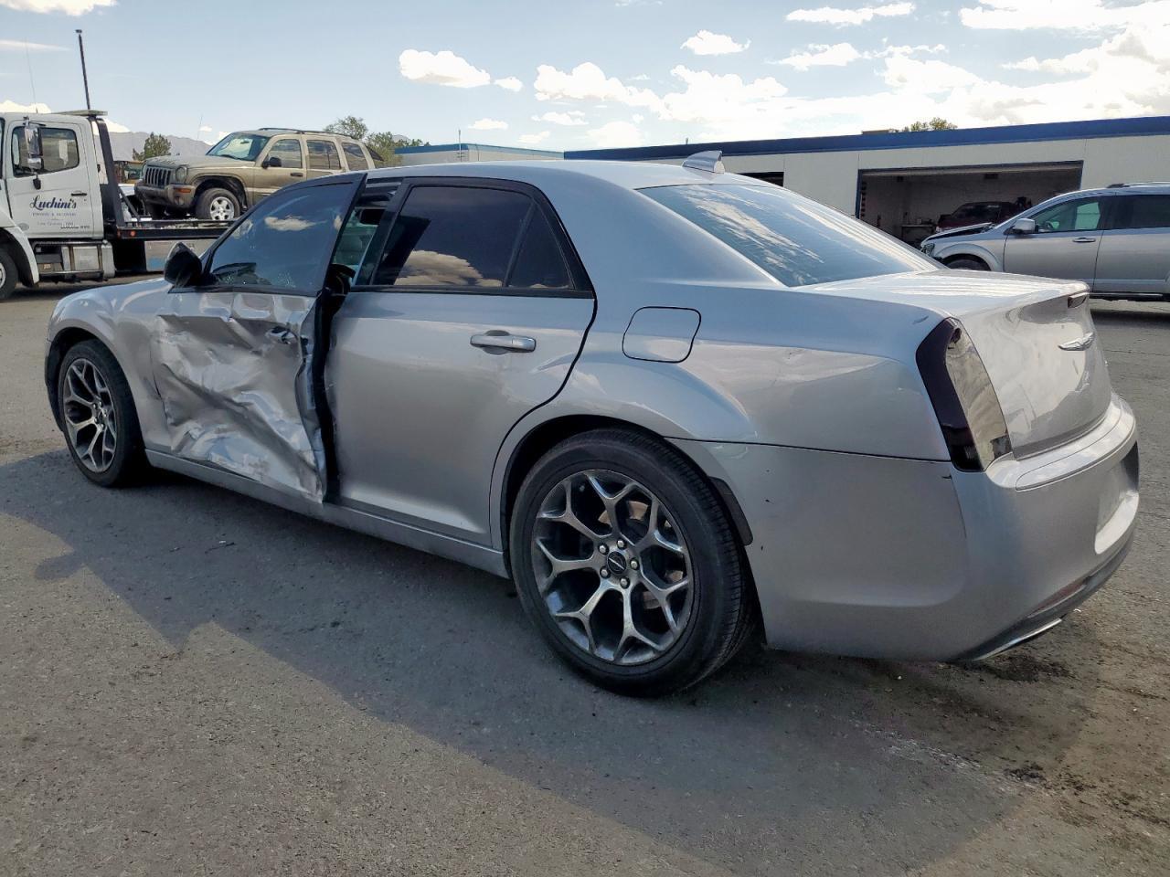 2018 Chrysler 300 Touring - Фото 2