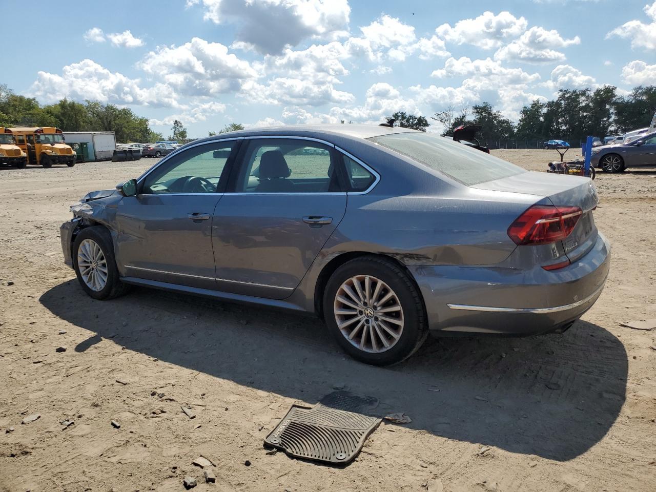 2017 Volkswagen Passat Se - Фото 2