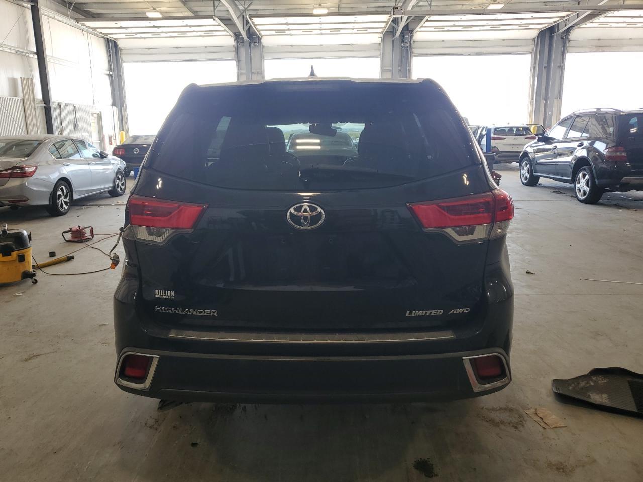 2017 Toyota Highlander Limited - Image 6