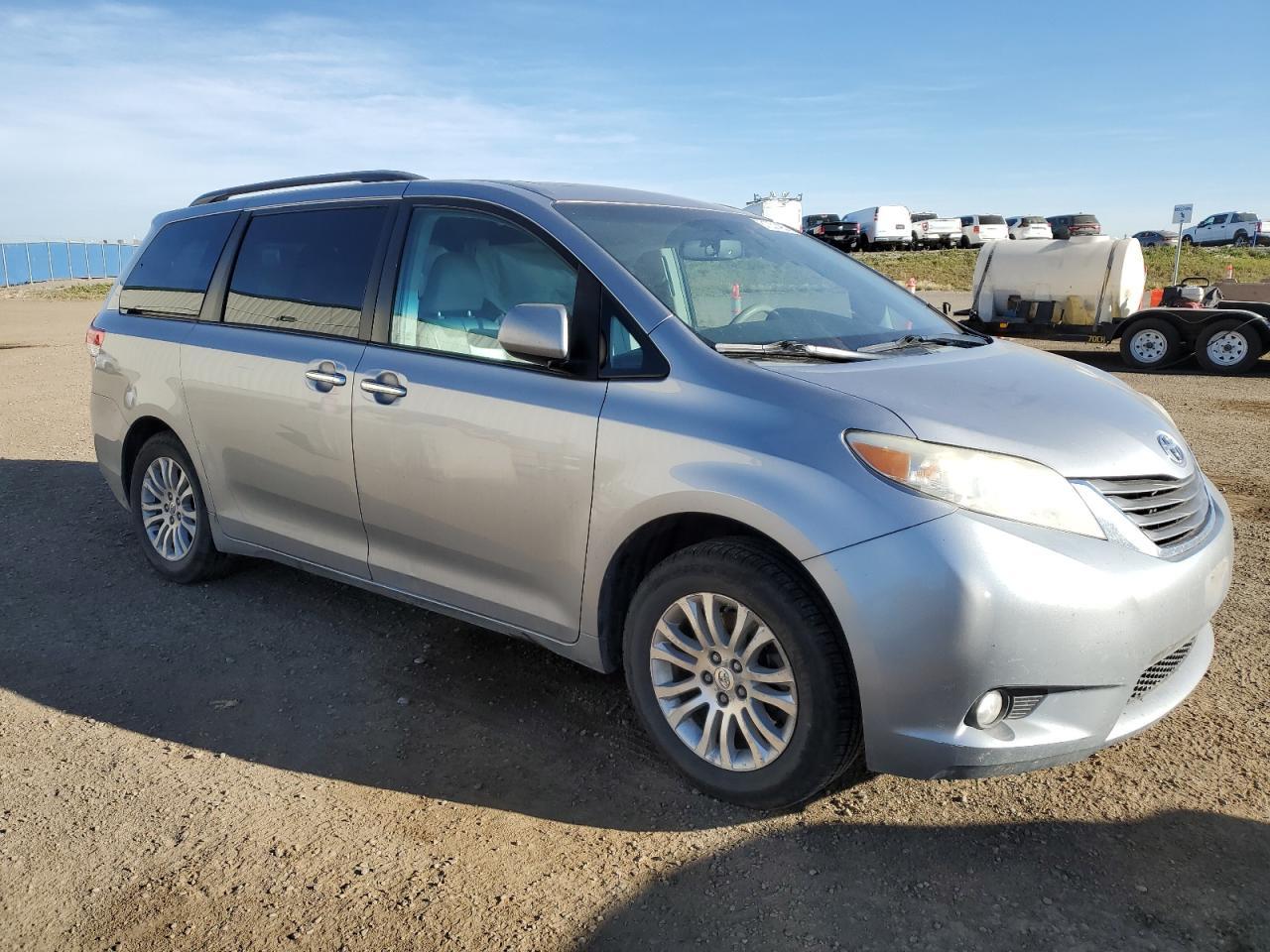 2011 Toyota Sienna Xle - Image 4