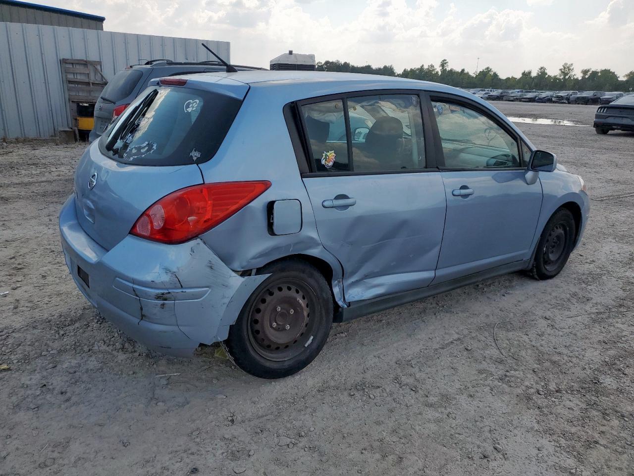 2011 Nissan Versa S - Image 3