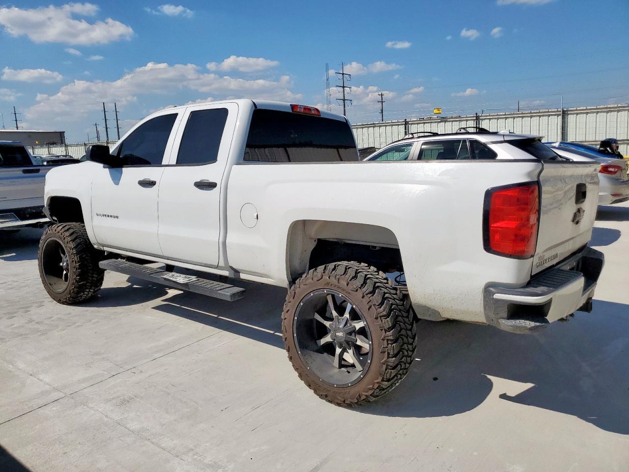 2018 Chevrolet Silverado K1500 Custom - Фото 2