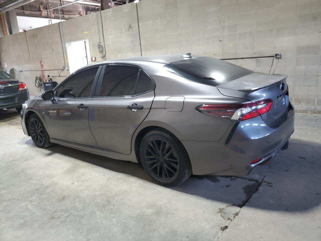 2021 Toyota Camry Se - Фото 2