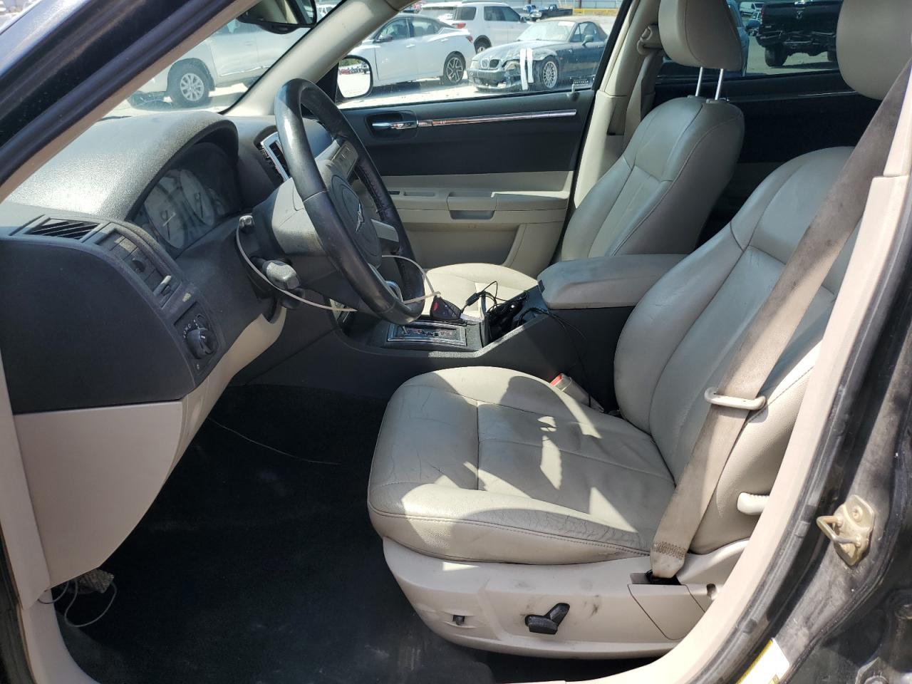 2005 Chrysler 300 Touring - Image 7