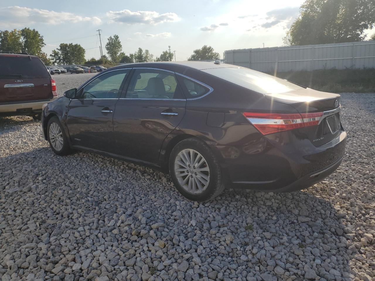 2013 Toyota Avalon Hybrid - Image 2