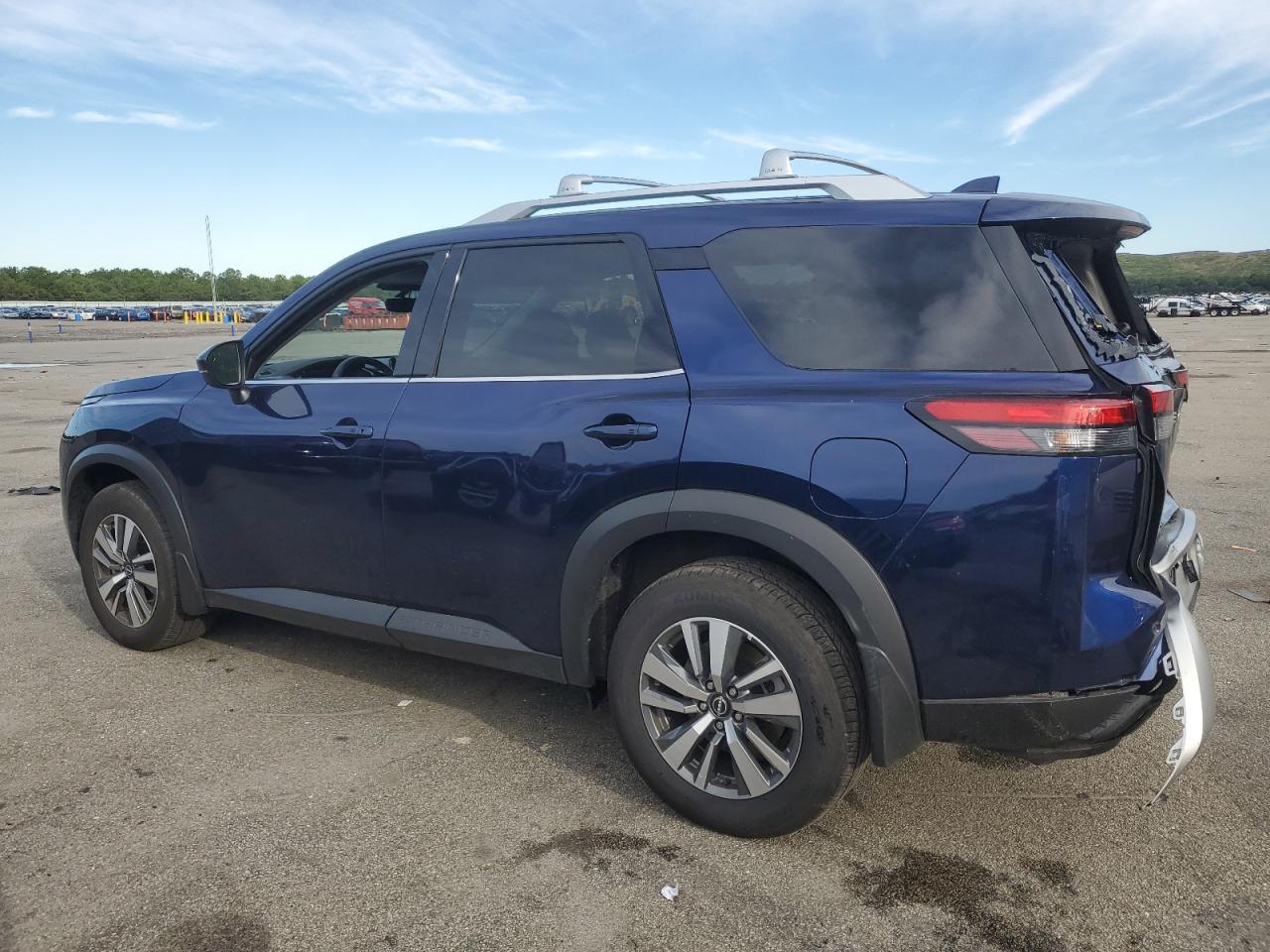 2024 Nissan Pathfinder Sl - Image 2