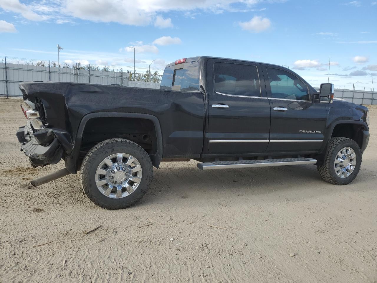 2015 GMC Sierra K2500 Denali - Image 3