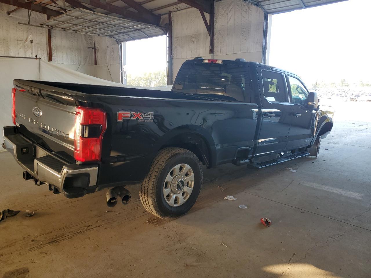 2023 Ford F250 Super Duty - Фото 3