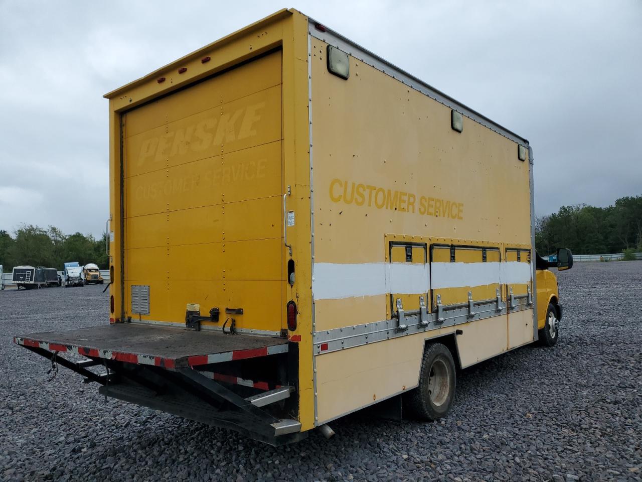 2011 GMC Savana Cutaway G3500 - Фото 3