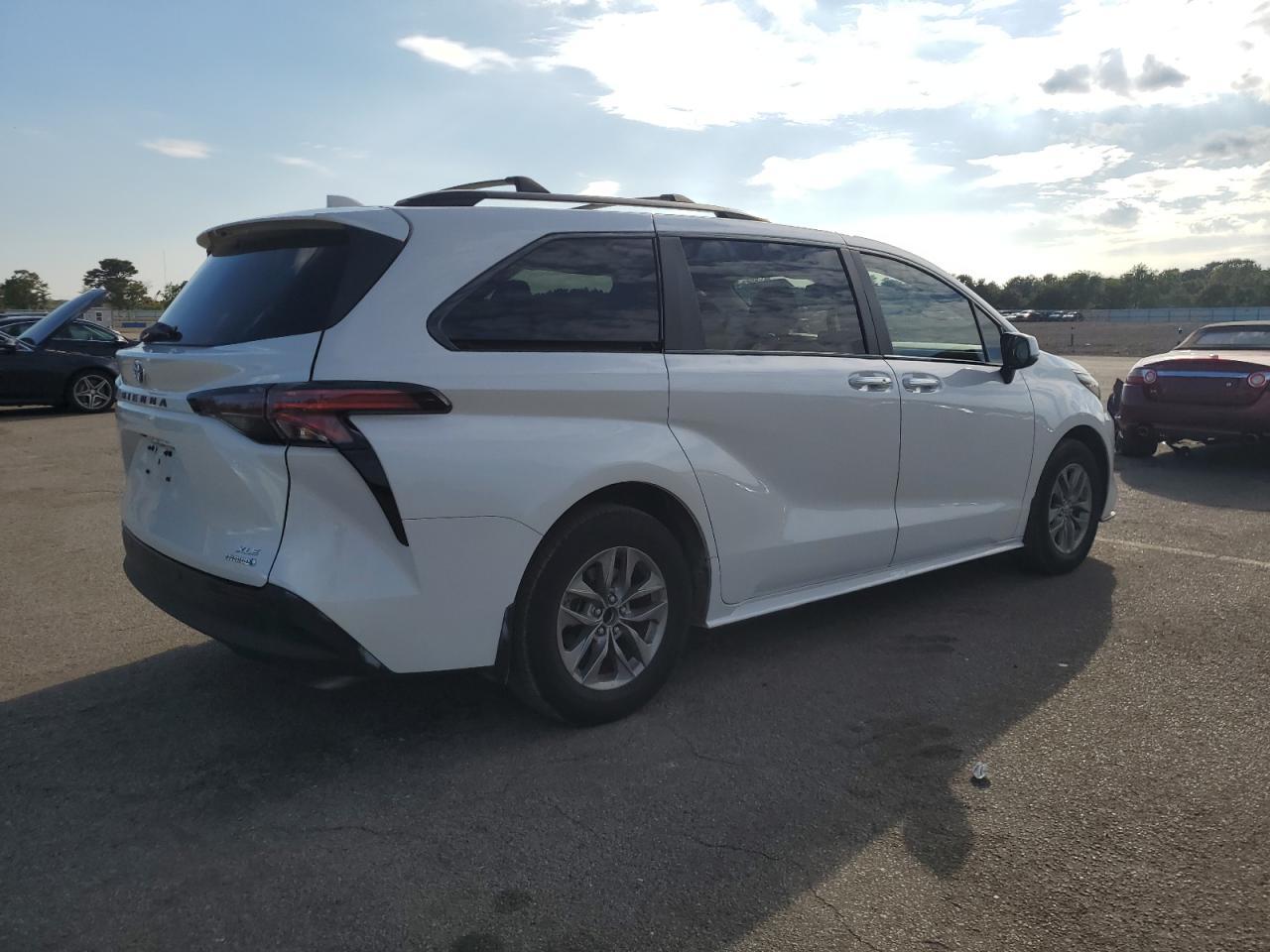 2024 Toyota Sienna Xle - Фото 3