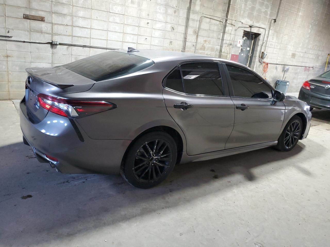 2021 Toyota Camry Se - Фото 3