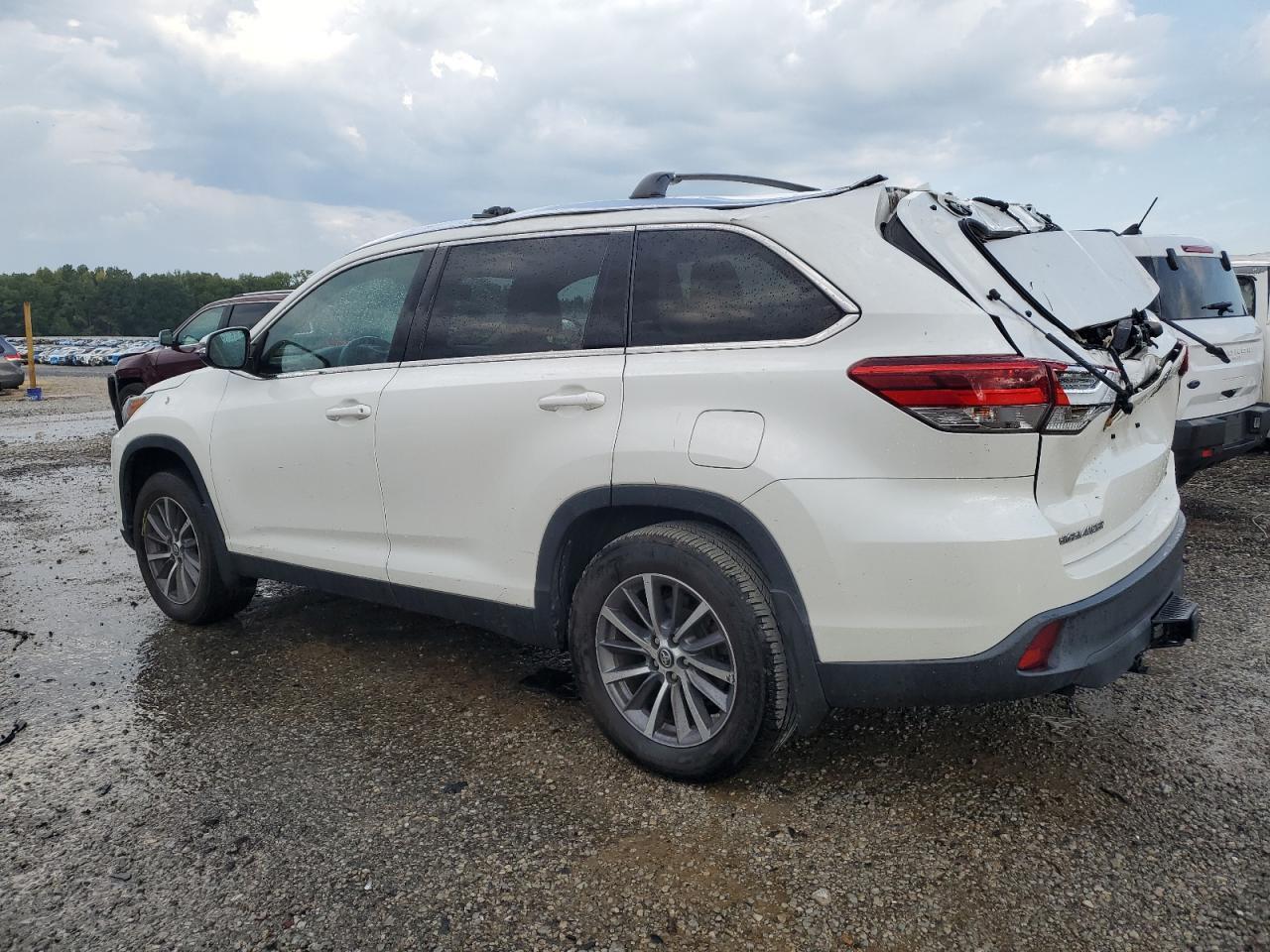 2019 Toyota Highlander Se - Фото 2