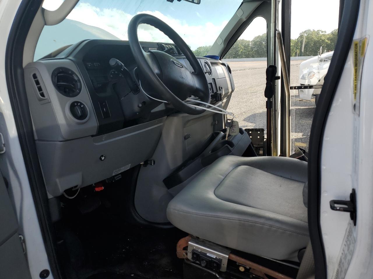 2016 Ford E450 Shuttle Bus - Фото 5