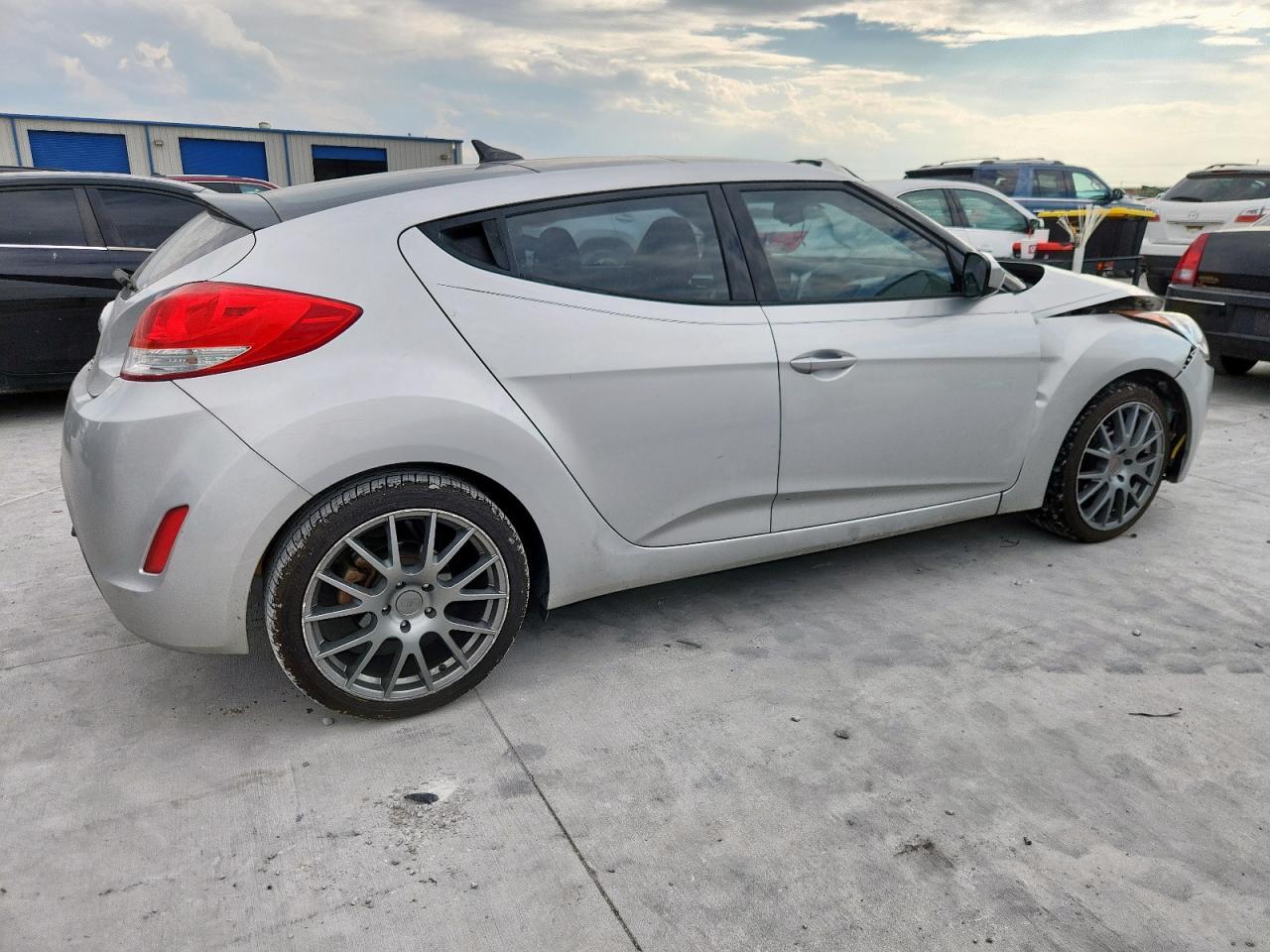 2016 Hyundai Veloster - Фото 3