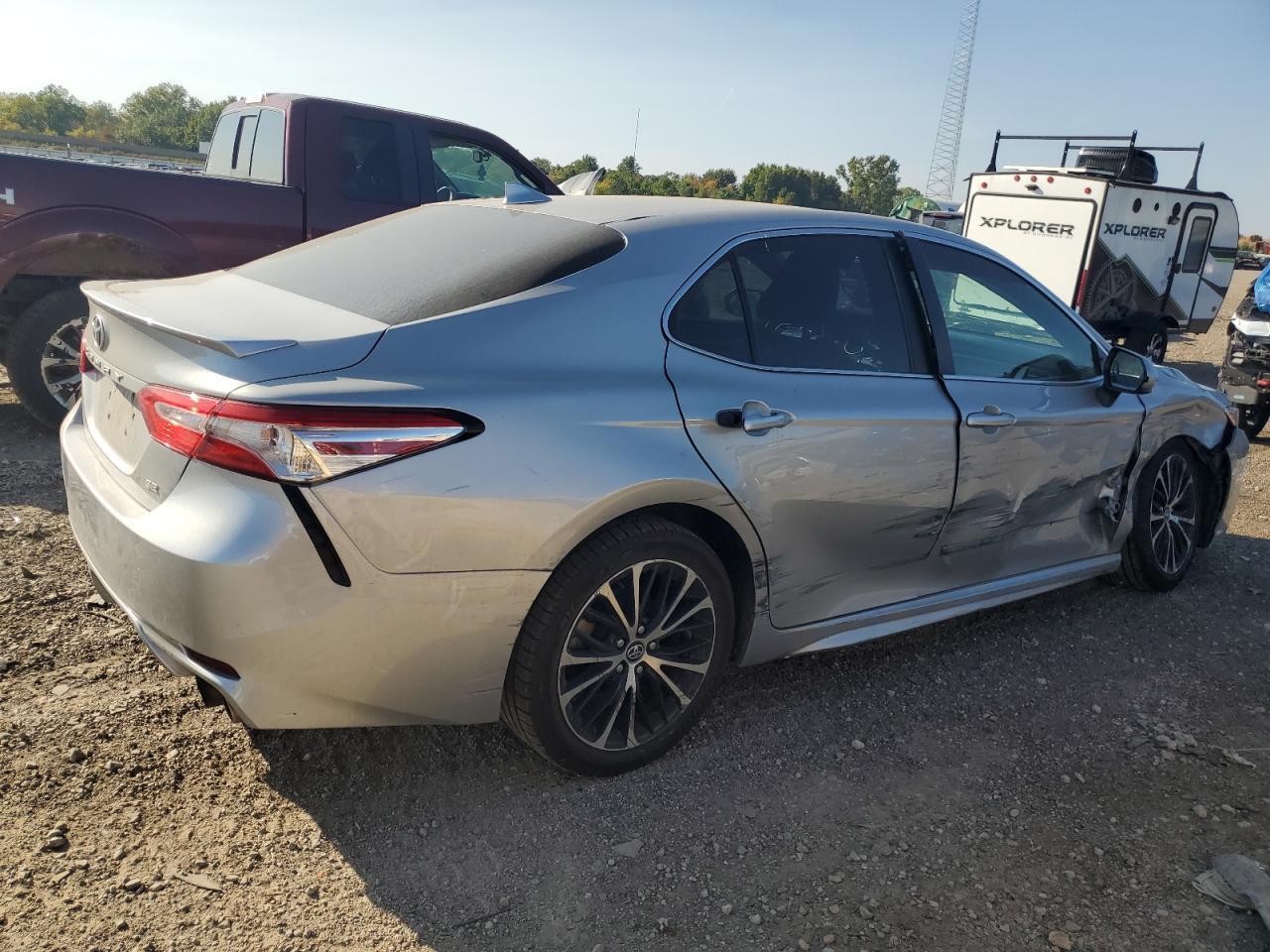 2020 Toyota Camry Se - Фото 3