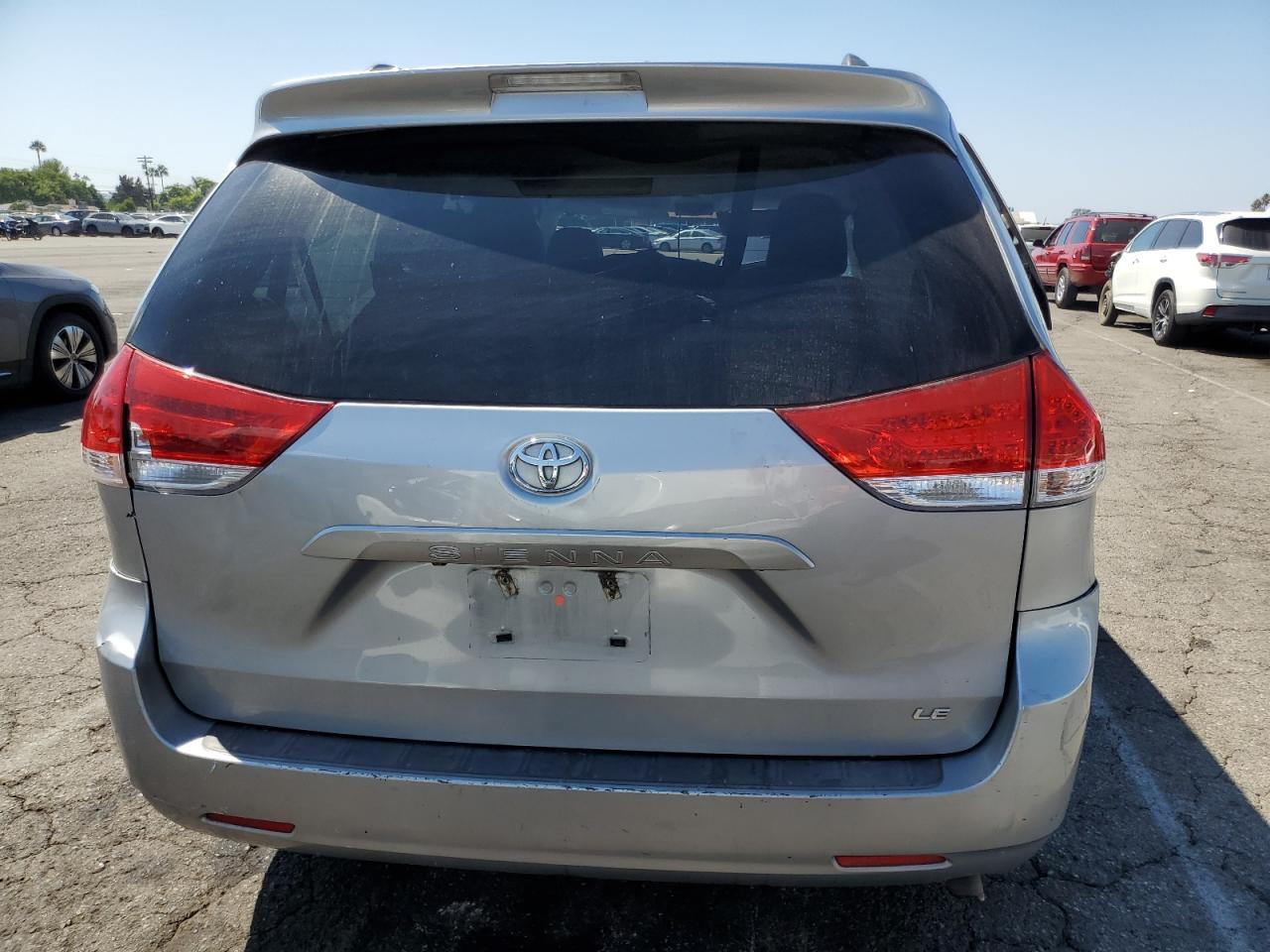 2014 Toyota Sienna Le - Image 6