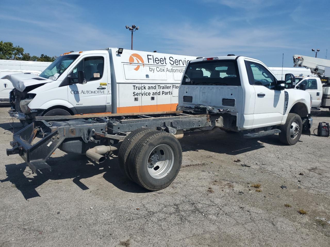 2023 Ford F350 Super Duty - Фото 3