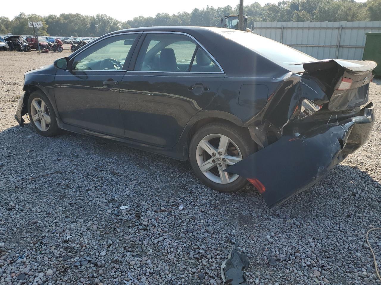 2013 Toyota Camry L - Фото 2