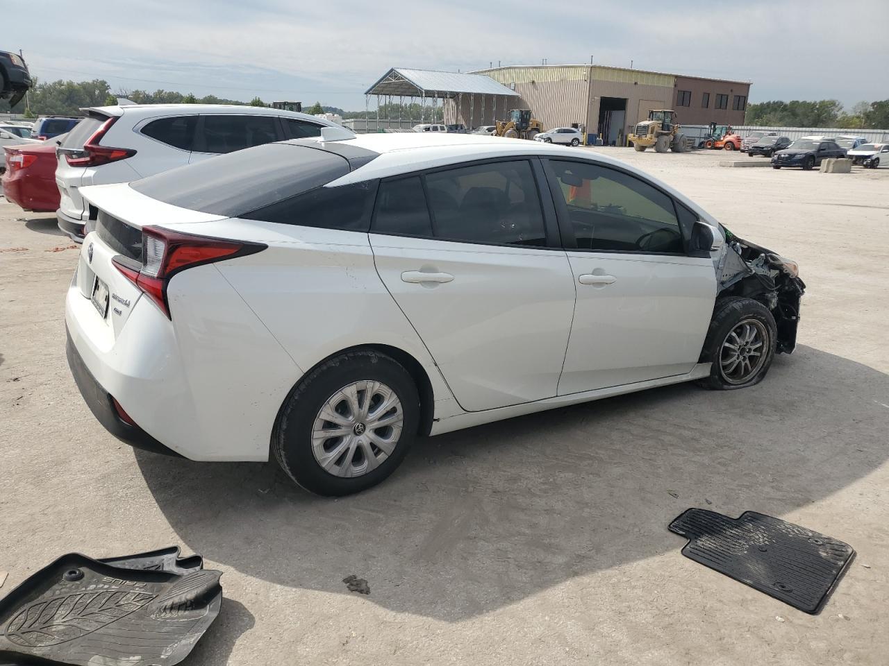 2020 Toyota Prius L - Image 3