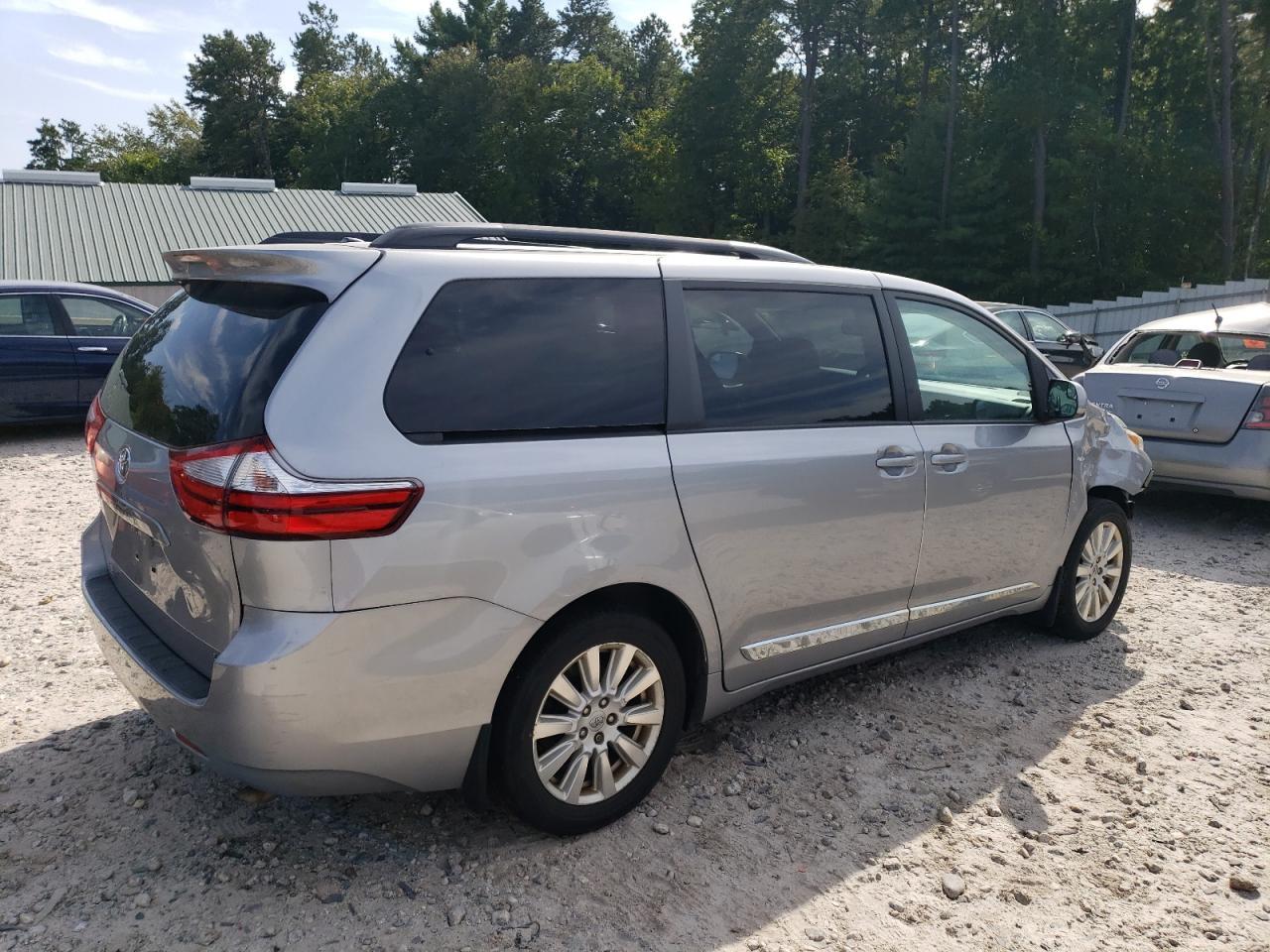 2017 Toyota Sienna Le - Фото 3