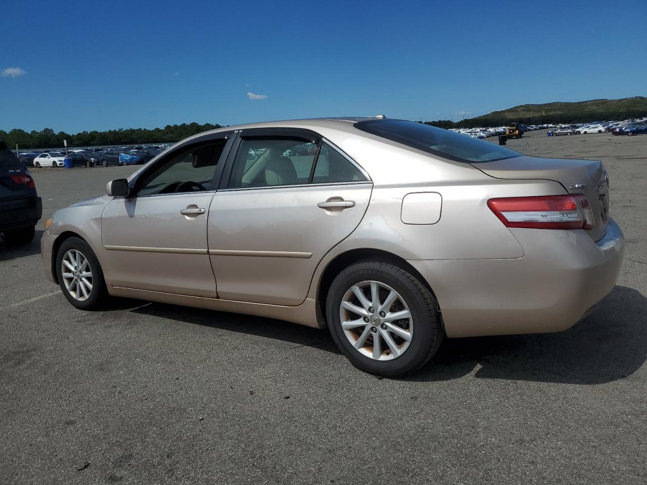 2010 Toyota Camry Base - Фото 2