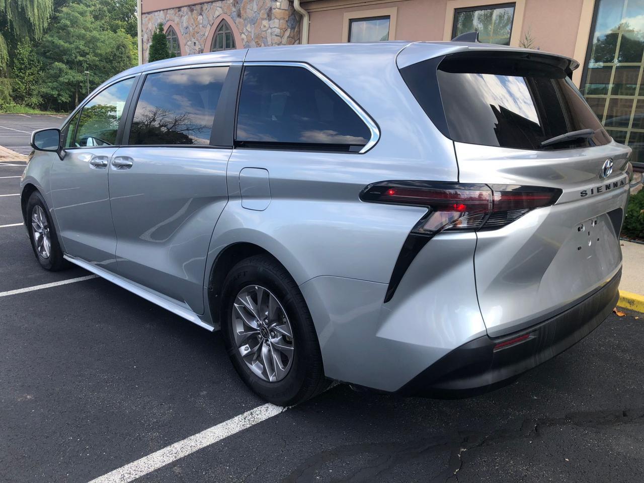 2023 Toyota Sienna Le - Фото 2