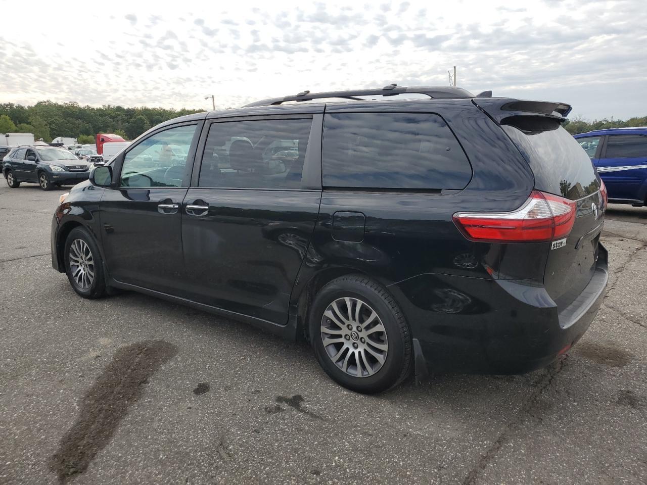 2018 Toyota Sienna Xle - Image 2