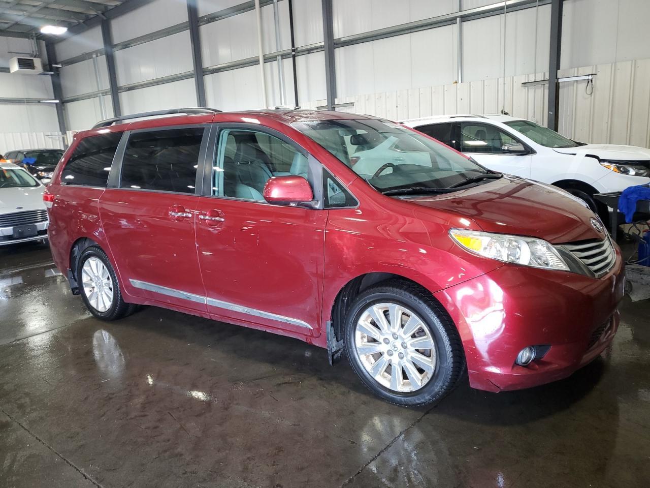 2012 Toyota Sienna Limited 7-Passenger - Фото 4