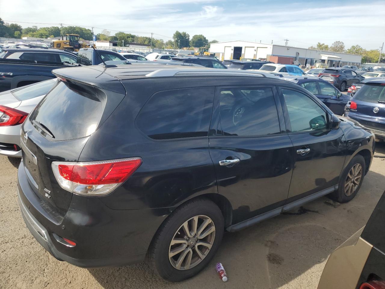 2015 Nissan Pathfinder S - Image 3