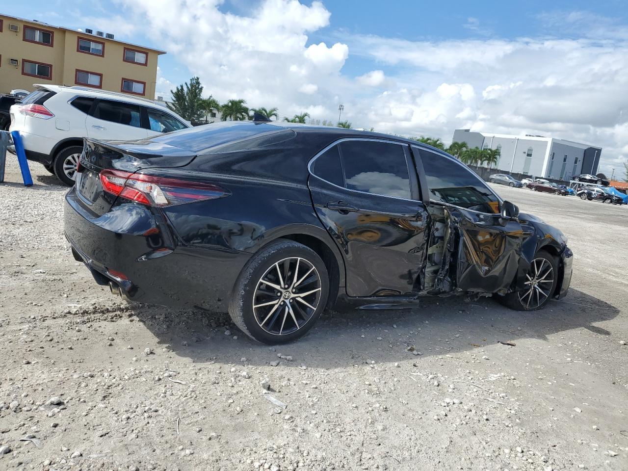 2022 Toyota Camry Se - Image 3